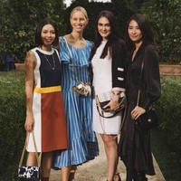 Luna Maya sempat berfoto bersama top model dunia Karolina Kurkova di sela-sela menonton fashion show Tory Burch. Dia berpose bersama dua influencer Indonesia, fashion blogger Olivia Lazuardy dan fotografrer Nicoline Patricia. Foto: Instagram