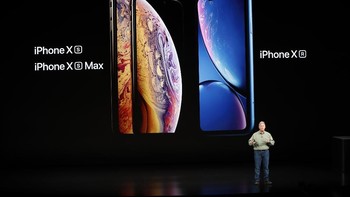 iPhone XR adalah ponsel dengan layar 6,1 inch bertipe LCD yang dilengkapi dengan Face ID. Kehadirannya melengkapi iPhone XS dan XS Max yang lebih premium dengan layar OLED. Foto: Reuters