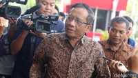Mahfud mengatakan kedatangannya untuk melakukan diskusi persoalan korupsi.