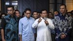 Ekspresi Prabowo Saat Rangkul Andi Arief