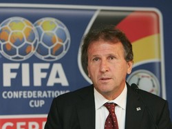 Berikutnya ada Zico. Pesepakbola asal Brasil yang kini berkarier sebagai pelatih ini punya koleksi 62 gol tendangan bebas. (Stuart Franklin/Getty Images)