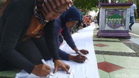 Alasan honorer K2 menolak CPNS umum karena adanya penyekat batas usia dalam persyaratan maksimal 35 tahun. Sementara honorer K2 umumnya berusia 35 tahun keatas.