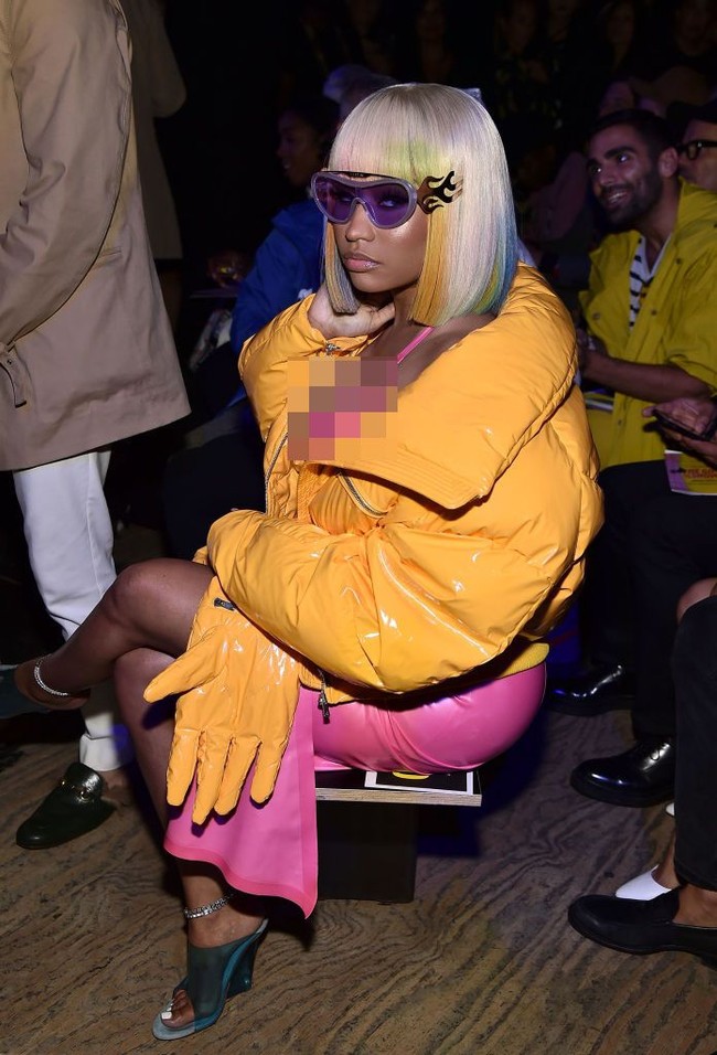 Akhir pekan lalu muncul berita mengejutkan bahwa Nicki Minaj dan Cardi B bertengkar di sebuah pesta yang digelar dalam rangkaian New York Fashion Week (NYFW). Bahkan kabarnya, Cardi B sempat melempari Nicki sepatu.i Tak mau ambil pusing dengan perkara tersebut, Nicki tetap eksis di NYFW.  Foto: Getty Images