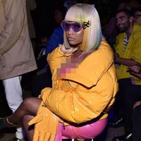 Akhir pekan lalu muncul berita mengejutkan bahwa Nicki Minaj dan Cardi B bertengkar di sebuah pesta yang digelar dalam rangkaian New York Fashion Week (NYFW). Bahkan kabarnya, Cardi B sempat melempari Nicki sepatu.i Tak mau ambil pusing dengan perkara tersebut, Nicki tetap eksis di NYFW.  Foto: Getty Images