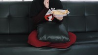 Selain makanan manis, Putri juga doyan gorengan. Beberapa potong cireng dan risoles jadi pilihan camilan sorenya kala itu. Foto: Instagram putridelinaa