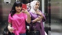 Gaya kompak ibu dan anak. Amel terlihat tampil dengan tas Handbag dari Balenciaga seharga Rp 18,3 juta. Dok. Instagram/amelcarla