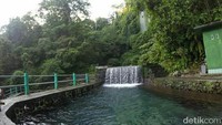Foto:  Air terjun ini bersumber dari alur kawasan hutan kaki Gunung Rinjani yang mengalir ke bagian selatan dan tumpah tepat di bagian utara wilayah Kabupaten Lombok Tengah (Harianto/detikTravel)