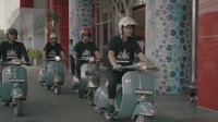 Sambil mengendarai Vespa jadul, Gibran juga mengenakan helm bergaya klasik pula. Tentu hal itu selaras dengan tunggangannya yang bergaya klasik. Foto: Pool (Instagram)