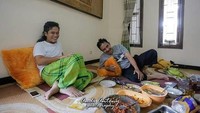 Ada sambal cobek, dengan hidangan sederhana sebagai menu makan siang Gus Miftah ketika bertemu dengan salah satu kerabatnya. Foto: Instagram @gusmiftah