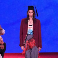 Kaia Gerber memakai topi wisuda bersama blazer oversized yang kini tengah jadi tren di New York Fashion Week. Look dari Calvin Klein ini pun menjadi salah satu bukti eksistensi Kaia di salah satu pekan mode terbesar dunia. Foto: Kaia Gerber di New York Fashion Week. Dok. Getty Images