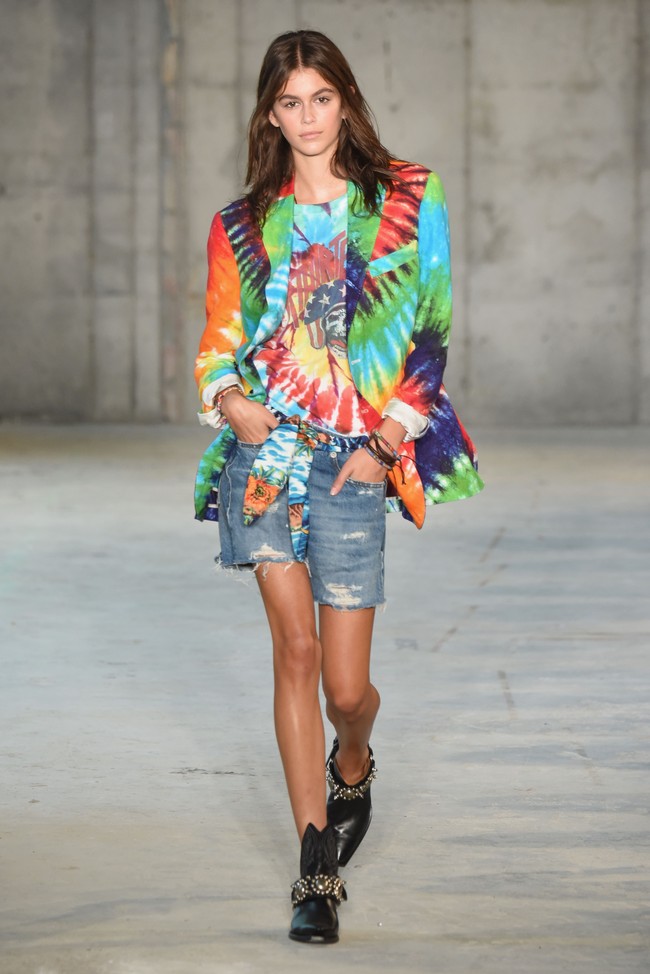 Gaya ikonik hippie dengan motif tye-dye yang santai. Kali ini ia eksis di runway milik R13. Foto: Kaia Gerber di New York Fashion Week. Dok. Getty Images