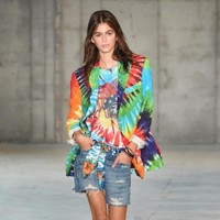 Gaya ikonik hippie dengan motif tye-dye yang santai. Kali ini ia eksis di runway milik R13. Foto: Kaia Gerber di New York Fashion Week. Dok. Getty Images