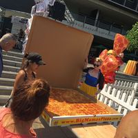 Wah, Pizza Raksasa Ini Bisa Dibeli Lewat Layanan Pesan Antar