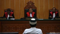 Mengadili menyatakan Wawan Kurniawan alias Abu Afif telah terbukti secara sah melakukan tindak pidana terorisme. Menjatuhkan tindak pidana kepada Wawan Kurniawan alias Abu Afif berupa pidana penjara selama 11 tahun, kata Ketua Majelis Hakim Suhartono.