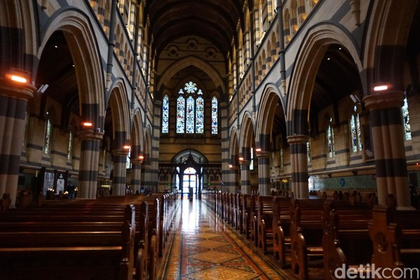 Dulunya, St Pauls Cathredal dibangun berkisar tahun 1880-1933. Gereja ini juga dibuat dengan gaya gotik yang unik (Shinta/detikTravel) Dulunya, St Pauls Cathredal dibangun berkisar tahun 1880-1933. Gereja ini juga dibuat dengan gaya gotik yang unik (Shinta/detikTravel)