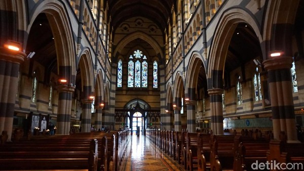 Tidak jauh dari Flinders Street, ada St Pauls Cathedral, spot wisata religi dan gratis bagi pengunjung yang ingin mempelajari sejarah Anglikanisme di Melbourne (Shinta/detikcom)