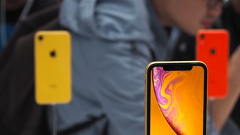 4. Kamera Depan Sama: Baik iPhone XR, iPhone XS maupun XS Max kamera depannya identik. Dengan resolusi 7 megapixel dan sistem TrueDepth Camera untuk Face ID. Ada pula portrait mode, rekaman video 1080 HD, Smart HDR dan Animoji. Foto: Slashgear
