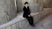 Dia mengaku ingin mencontoh Charlin Chaplin sebagai sosok yang mampu membuat orang-orang tertawa dan meminggirkan kesedihan.  (Foto: Dok. REUTERS/Mohammad Ismail)