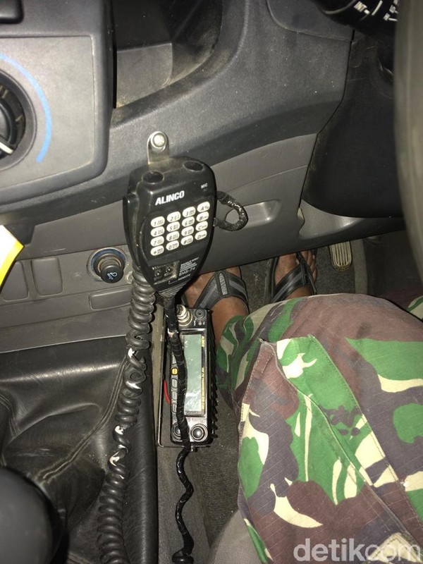 Ada dampak penggunaan radio HT di wilayah Pegaf yang terbilang liar itu. Yang paling parah adalah mengganggu percakapan penting ketika disela orang lain karena tidak tahu aturan malah bikin putus komunikasi itu (Masaul/detikTravel)