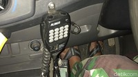 Ada dampak penggunaan radio HT di wilayah Pegaf yang terbilang liar itu. Yang paling parah adalah mengganggu percakapan penting ketika disela orang lain karena tidak tahu aturan malah bikin putus komunikasi itu (Masaul/detikTravel)