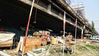 Warga di kampung tersebut menolak untuk di relokasi dan hanya ingin dibuatkan shelter yang di berdekatan dengan Kampung Walang. 