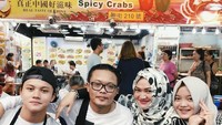 Ini dia momen saat Putri, Rizky Febian, Sule, dan Lina liburan di Hong Kong yang masih terpajang di akun Instagram Putri Delina. Mereka terlihat menyambangi food court di wilayah Nathan Road, Jordan. Foto: Instagram putridelinaa