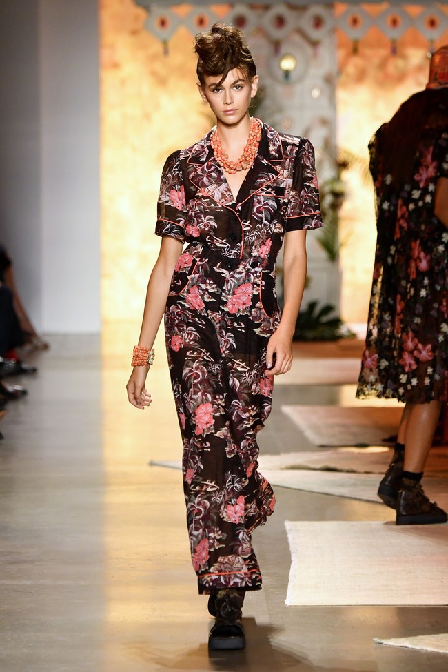 Ketika piyama bertransformasi menjadi sajian high fashion dari Anna Sui.  Foto: Kaia Gerber di New York Fashion Week. Dok. Getty Images