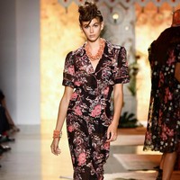 Ketika piyama bertransformasi menjadi sajian high fashion dari Anna Sui.  Foto: Kaia Gerber di New York Fashion Week. Dok. Getty Images