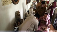 Ketua Umum Gerindra itu tampak mencium tangan istri Gus Dur, Sinta Nuriyah Wahid, sebanyak dua kali. (Foto: Indra Komara/detikcom)