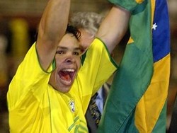 Kerlon mulai melejit saat mengantar Brasil menjuarai Piala Amerika Selatan U-17 2005. Pemain yang dikenal dengan dribel kepalanya ini lantas direkrut Inter Milan dari Cruzeiro, tapi kemudian kariernya malah meredup. Sempat dipinjamkan ke Chievo, Ajax, bertualang ke Jepang, Amerika Serikat, hingga Malta, Kerlon lantas pensiun di usia 29 tahun. (Foto: Andrew ALVAREZ / AFP PHOTO)