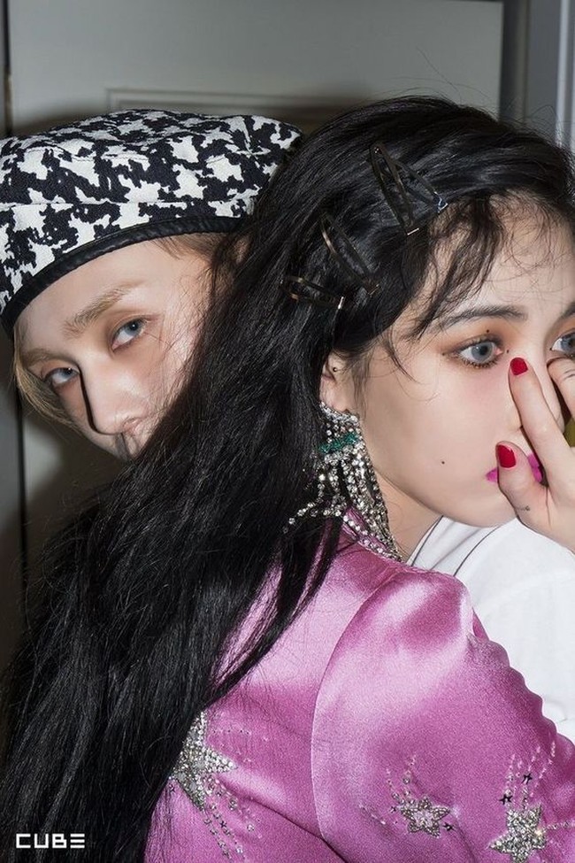 Di industri hiburan Korea, sesama idol yang berpacaran dengan rekan satu agensi memang dianggap tabu. Beberapa perusahaan bahkan melarang para idol untuk berhubungan asmara dalam satu agensi. Foto: Pinterest