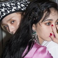 Di industri hiburan Korea, sesama idol yang berpacaran dengan rekan satu agensi memang dianggap tabu. Beberapa perusahaan bahkan melarang para idol untuk berhubungan asmara dalam satu agensi. Foto: Pinterest