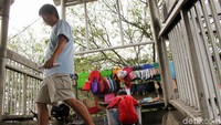 Warga harus merelakan sebagian jalur untuk para PKL.