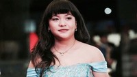 Dalam acara Insert Awards pada tahun 2017 silam, Amel tampil dengan tas Black Caviar Wallet dari Chanel seharga Rp 25,2 juta. Dok. Instagram/amelcarla