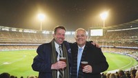 Pemilik nama lengkap Scott John Morrison ini juga banyak membagikan momen kulinerannya. Ini posenya saat minum bersama rekannya. Ia terlihat sedang menyaksikan pertandingan bola dari kursi tribun. Foto: Istimewa