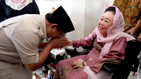 Potret Prabowo Cium Tangan Istri Gus Dur