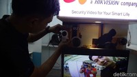 Petugas memperlihatkan cara pengoperasian salah satu CCTV yang dipamerkan.