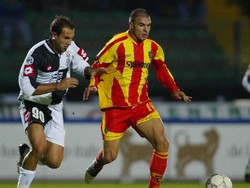 Valeri Bojinov sempat menjadi perbincangan di Serie A. Dia menjalani debut Serie A di usia 15 tahun bersama Lecce, lalu membela Bulgaria di Piala Eropa 2004 dalam usia 17 tahun. Digadang-gadang jadi penerus Hristo Stoichkov, karier Bojinov tak berkembang. Sempat memperkuat Juventus dan Manchester City, Bojinov bertualang ke Serbia, China, Swiss, Kroasia, dan kini kembali ke Bulgaria untuk klub ke-15. (Foto: New Press/Getty Images)