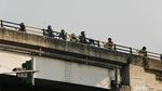 32 Jam Bertahan, Agustinus Belum Turun dari Baliho di Pasar Rebo