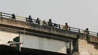Aksi Agustinus mendapat tontonan warga.