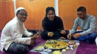 Makan nasi mandhi yang gurih berempah jadi pilihan menu makan siang Gus Miftah, ketika berada di kota Madina untuk menjalankan ibadah. Foto: Instagram @gusmiftah