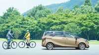 Pintu geser Sienta telah diperbarui. Setelah menutup pintu geser, tekan tombol di pintu depan atau remote control, maka pintu secara otomatis akan terkunci. Foto: Istimewa