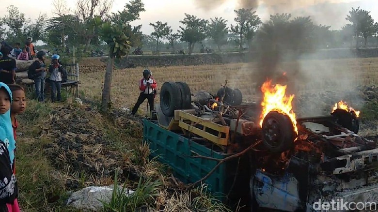 Tabrak Bocah Hingga Tewas, Truk Ini Dibakar Massa