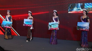 Puteri Pariwisata membawa mockup Kartu Perdana simPATI Tourist Wonderful Indonesia. Bersama Kementerian Pariwisata, Telkomsel meluncurkan kartu simPATI Tourist Worderful Indonesia sebagai bentuk kelanjutan komitmen mendorong peningkatan kunjungan turis manca negara di tanah air.