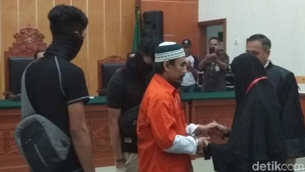 Hadiri Sidang Vonis, Provokator Rusuh Mako Brimob Dipeluk Istri 