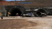 Kasatker Tol Cisumdawu, Wida Nurfarida, mengatakan satu dari dua terowongan sudah menembus bukit. Wida berujar untuk satu trowongan lainnya ditargetkan selesai akhir Bulan Oktober atau rampung pada awal Bulan November mendatang.