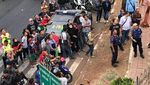 Detik-detik Agustinus Turun dari Baliho Usai Dibujuk Jimly