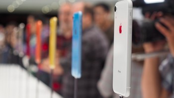 8. Sistem dual SIM yang Sama: Seluruh iPhone anyar termasuk XR memiliki fitur baru dual SIM, termasuk SIM card elektronik atau eSIM. Foto: Slashgear