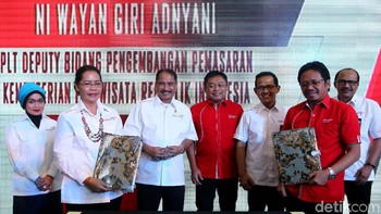 Hadir Ni Wayan Giri Adnyani Plt Bidang Pengembangan Pemasaran Kemenpar RI, Arief Yahya Menteri Pariwisata Republik Indonesia, Ririek Adriansyah Direktur Utama Telkomsel, Priyantono Rudito Tenaga Ahli Menteri Bidang Strategic Marketing Kemenpar RI, Sukardi Silalahi Direktur Sales Telkomsel usai penandatanganan Perjanjian Kerjasama simPATI Tourist Wonderful Indonesia di Jakarta, Kamis (13/9).
