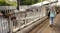Barang dagangan yang dijual mulai dari tas hingga aksesoris.